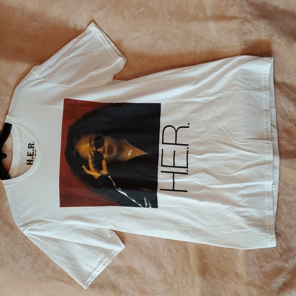 NWOT H.E.R. graphic tee - Picture 2 of 4